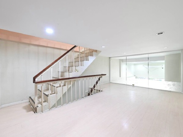 ให้เช่าอาคารพาณิชย์ 5 ชั้น ขนาด 400 ตรม. ทำเลดีใกล้ BTS อโศก & MRT สุขุมวิทเพียง 250 ม.Terminal 21 ใกล้โรงแรมชาร์มา ซอยทะลุออกถนนรัชดาภิเษก ซอยสุขุมวิท 22 ซอยไผ่สิงห์โต